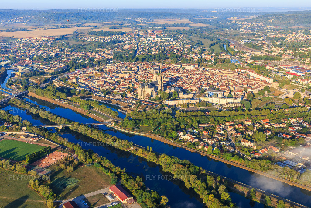 Aerial view: Historic city center across the Moselle from the northeast with Saint-Étienne Cathedral in Toul in the state Meurthe et Moselle, France. – Photo: IMG_118108.jpg taken on 09/15/2019 by Werner Riehm/FLY-FOTO.com – Resolution of the original: 5472 x 3648 px – www.toul.fr