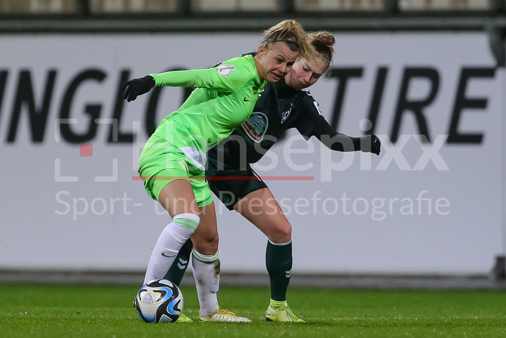 Fussball, DFB-Pokal Frauen, VfL Wolfsburg - SV Werder Bremen | v.li.: Lena Lattwein (VfL Wolfsburg, 8) und Saskia Matheis (SV Werder Bremen, 19) im Zweikampf, Duell, Dynamik, Aktion, Action, Spielszene, DIE DFB-RICHTLINIEN UNTERSAGEN JEGLICHE NUTZUNG VON FOTOS ALS SEQUENZBILDER UND/ODER VIDEOÄHNLICHE FOTOSTRECKEN. DFB REGULATIONS PROHIBIT ANY USE OF PHOTOGRAPHS AS IMAGE SEQUENCES AND/OR QUASI-VIDEO.