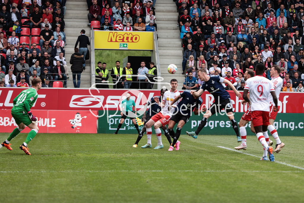 SSV Jahn Regensburg - Hamburger SV | HSV Kapitaen Sebastian SCHONLAU (HSV #4) kopeft in dieser Szene auf das Tor / DFL REGULATIONS PROHIBIT ANY USE OF PHOTOGRAPHS AS IMAGE SEQUENCES AND/OR QUASI-VIDEO