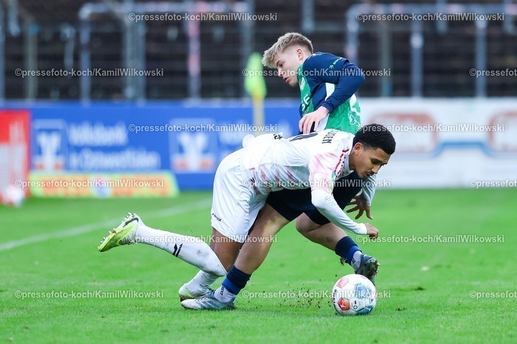 xKWIx06122501040 | 06.12.2025, xKWIx, Fußball, Regionalliga West, FC Gütersloh - RW Oberhausen, Ohlendorf Stadion im Heidewald: Eric Gueye (Rot-Weiß Oberhausen #11) im Zweikampf gegen Erik Lanfer (FC Gütersloh #28) Photo: xKamilxWilkowskixPressefotoKochx