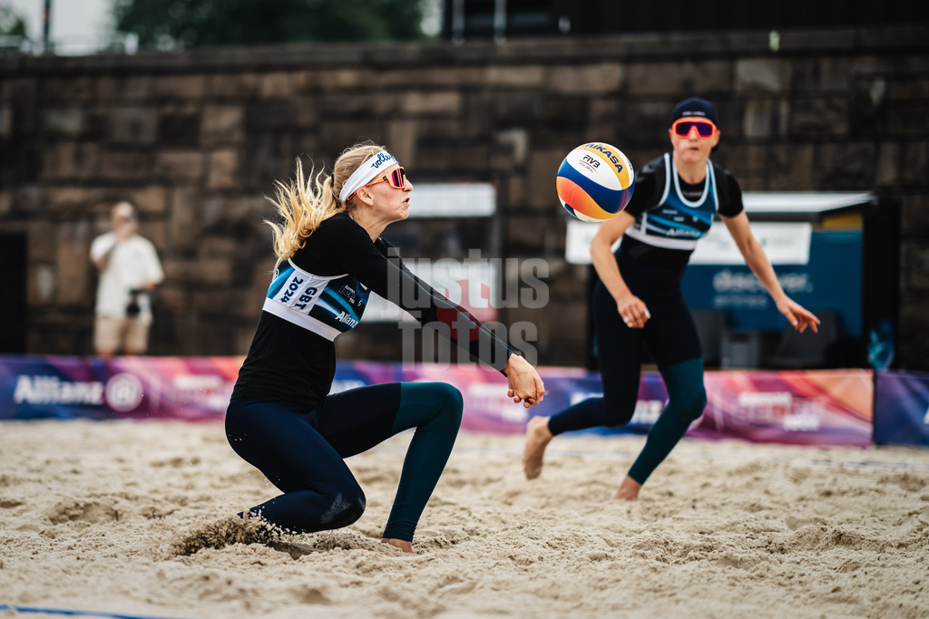 Beachvolleyball | Frauen | German Beach Tour 2024 | Tourstop Düsseldorf | 17.05.2024 | Nele Barber spielt den Ball