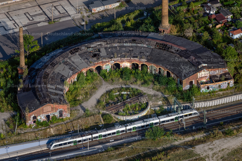 4040492 | LEIPZIG 14.09.2020 Ruine des Rundschuppen " Lokschuppen Bayerischer Bahnhof " an der Semmelweisstraße im Ortsteil Zentrum-Südost in Leipzig im Bundesland Sachsen, Deutschland. Weiterführende Informationen bei: BUWOG - Region Ost Development GmbH,  BUWOG Bauträger GmbH,  BUWOG Immobilien Treuhand GmbH,  BUWOG Lindenstraße Development GmbH,  Leipziger Stadtbau Aktiengesellschaft. // Ruin of the round shed " Lokschuppen Bayerischer Bahnhof " on street Semmelweisstrasse in the district Zentrum-Suedost in Leipzig in the state Saxony, Germany. Further information at: BUWOG - Region Ost Development GmbH,  BUWOG Bautraeger GmbH,  BUWOG Immobilien Treuhand GmbH,  BUWOG Lindenstrasse Development GmbH,  Leipziger Stadtbau Aktiengesellschaft. Foto: Gerhard Launer