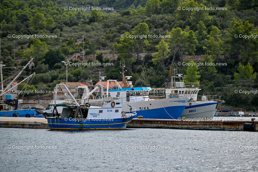 Kroatien_ Korcula_ Insel in Sueddalmatien_ Vela Luka_ 13.09.2024-9 | 13.09.2024, Kroatien, HRV, Korcula, Insel in Sueddalmatien, Vela Luka im Bild Hafen, Hafenansichten, Boot, Boote, Schiff, Schiffe, Gebauede, Adria, Meer, StadtansichtenVela Luka, woertlich Großer Hafen ist ein kroatischer Hafenort auf der Insel Korcula in der oestlichen Adria. Quelle: Wikipedia