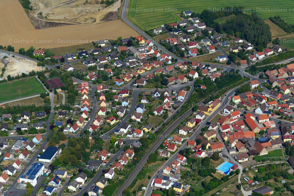 3650536 | KIRCHHEIM 13.09.2016 Wohngebiet einer Einfamilienhaus- Siedlung am Rande von landwirtschaftlichen Feldern in Kirchheim im Bundesland Bayern, Deutschland // Single-family residential area of settlement on the edge of agricultural fields in Kirchheim in the state Bavaria, Germany Foto: Gerhard Launer