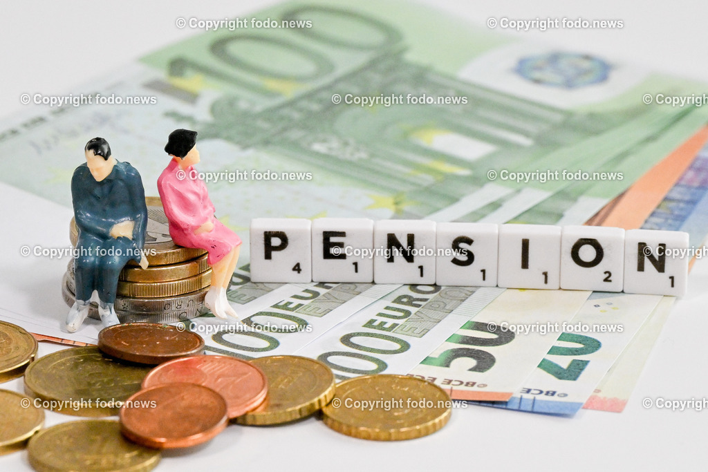 Pension_ 20.01.2025-5 | 20.01.2025, Linz, AUT, Themenbild, im Bild Pension, Pensionisten, Senioren, teuer, Ruhestand, Budget, Geld, Euro, Muenzen, Geldscheine, Kuerzung, Haushaltskosten, Kostenexplosion, Nebenkosten, Pensionsreform, Rente, Pensionssystem, Pensionskonto