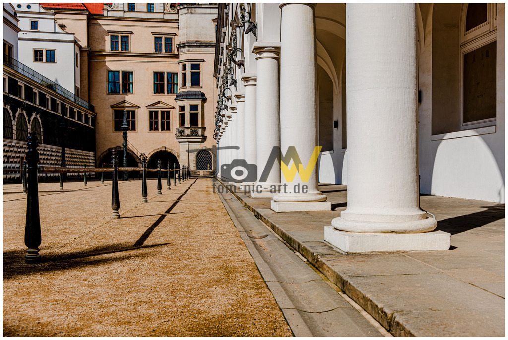 Innenhof des Stallhofes mit den Säulen in Dresden----Antik | Früher war der Stallhof in Dresden ein Teil des Baukomplex des Residenzschlosses und Schauplatz für große Reitturniere.  - Realisiert mit Pictrs.com