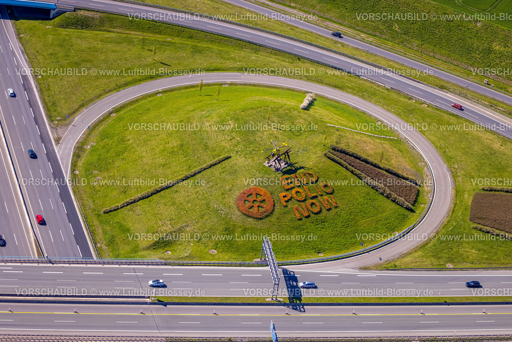 Kamen220403912Rotary | Luftbild, 20.000 Tulpen pflanzten die Kamener Rotarier am Kamener Kreuz unterhalb der ADAC-Hubschrauber-Skulptur. Sie werden in den nächsten Tagen blühen. 
Rotarys Kampf gegen die Kinderlähmung (POLIO Poliomyelitis)
Das größte Projekt, das Rotary in seiner 116-jährigen Geschichte je angepackt hat – der Kampf gegen die Kinderlähmung –, heißt PolioPlus und steht kurz vor dem Ziel: Seit 1988 gelang es mit Hilfe mächtiger Partner wie der Weltgesundheitsorganisation, den größten Teil der Welt durch massive Impfkampagnen von Polio zu befreien. Durch die großen Fortschritte der letzten Jahre rückt das Ziel in greifbare Nähe: Innerhalb der nächsten drei Jahre bis 2023 soll die Übertragungskette weltweit unterbrochen sein. , Kamen, Ruhrgebiet, Nordrhein-Westfalen, Deutschland