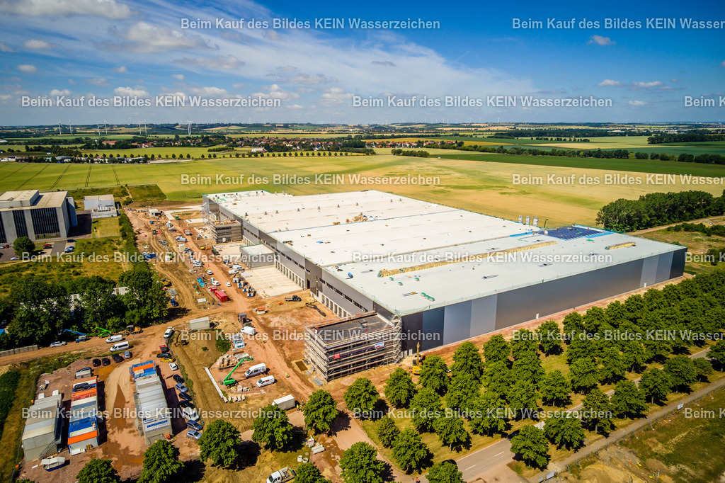 Fiege Juni Drohne-0009 | Aus der Drohnenperspektive wird der Fortschritt beim Bau der großen Logistikhalle in Barleben besonders deutlich. Die inzwischen weitgehend ausgeprägte Gebäudestruktur vermittelt einen guten Eindruck von der Größe des Bauvorhabens. Die Aufnahme ist Teil einer regelmäßigen fotografischen Dokumentation des Projekts.Die Aufnahme ist Teil des Mitteldeutschen Bildarchivs von Luftbildfotograf Steffen Lehmann. - Realisiert mit Pictrs.com