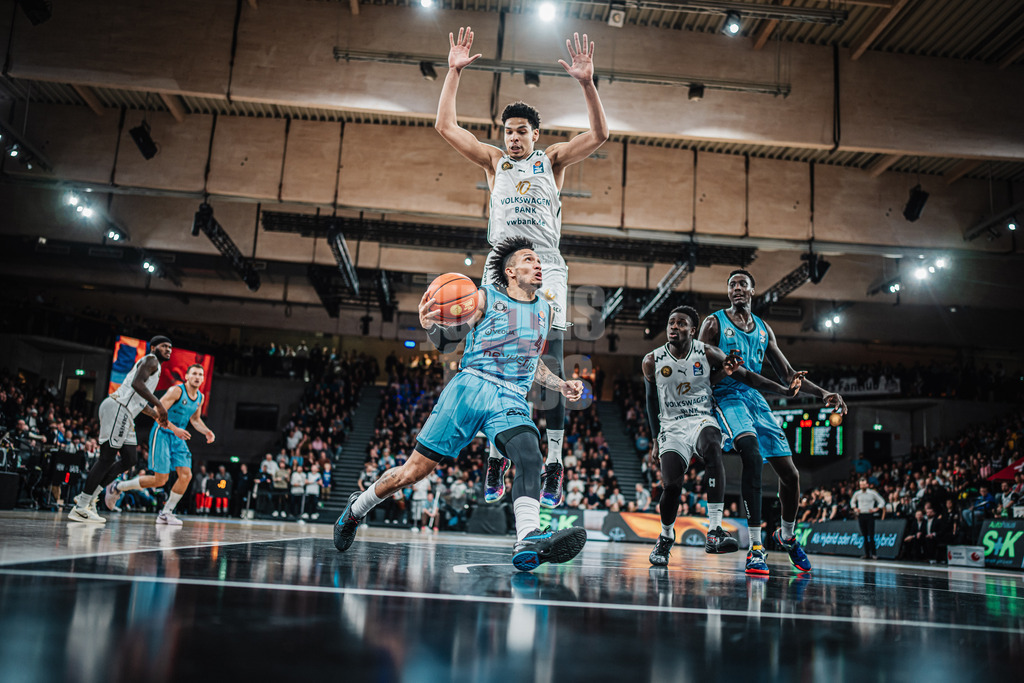 Basketball | Männer | Saison 2024/2025 | easyCredit Basketball Bundesliga | 14. Spieltag | Veolia Towers Hamburg vs. Basketball Löwen Braunschweig | 30.12.2024 | unten Jaizec Lottie (#4, Veolia Towers Hamburg) oben Sananda Fru (#10, Basketball Löwen Braunschweig)