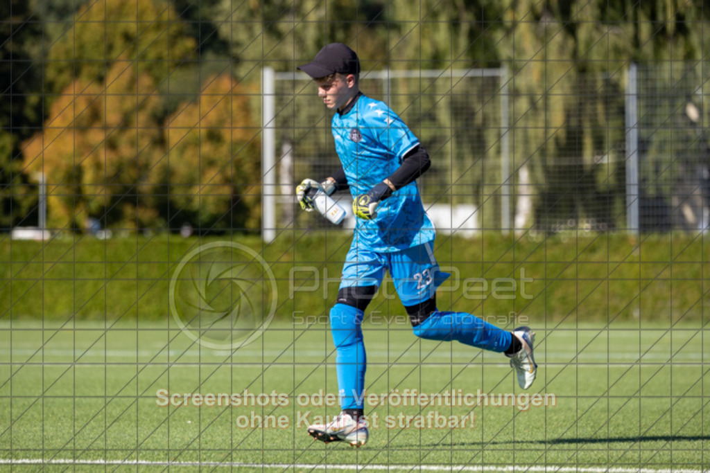 20250920_154813_0239 | #,1.Göppinger SV (rot) vs. FC Esslingen II (grün), Fussball, C-Junioren Leistungsstaffel Mitte - wfv 2025/2026, Kunstrasenplatz Nord, Hohenstaufenstr. 116, 73033 Göppingen, 20.09.2025 - 15:30 Uhr,Foto: PhotoPeet-Sportfotografie/Peter Harich