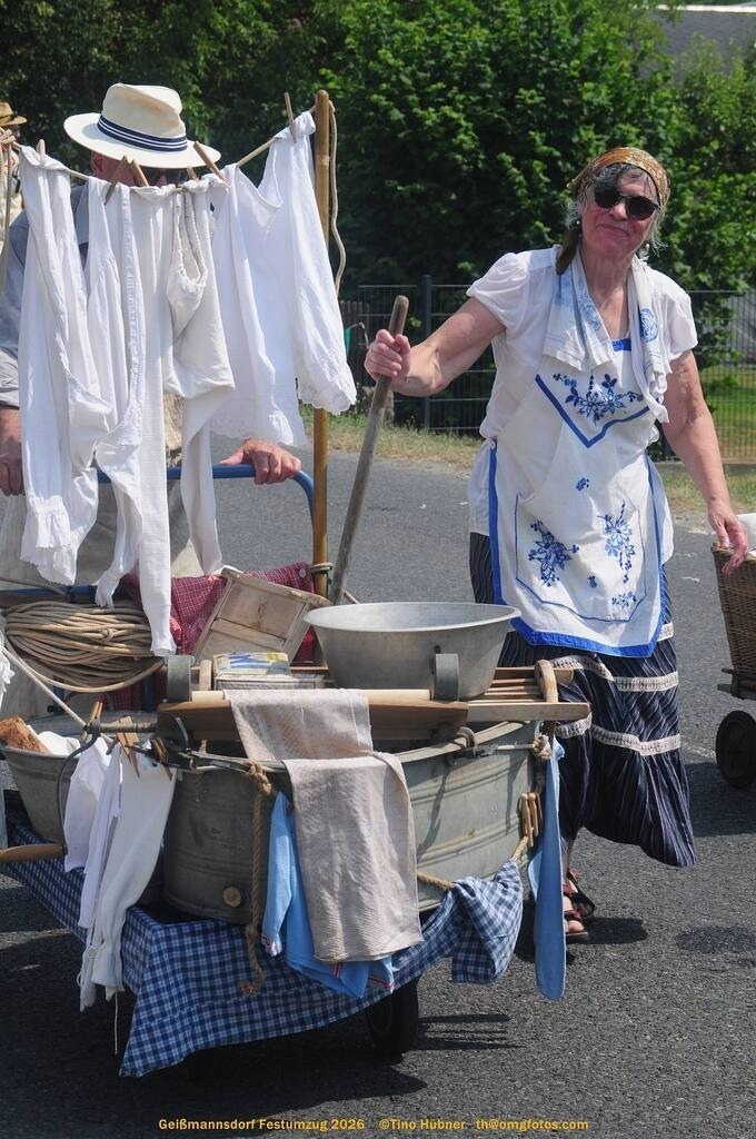 Geißmannsdorf-2026-Festumzug-114 | Festumzug in Geißmannsdorf bei Bischofswerda im Juni 2026. Fotografische Eindrücke und Momentaufnahmen vom Festumzug anläßlich des 800-jährigen Bestehens von Geißmannsdorf - mit Teilnehmern und Gästen, Strohpuppen und geschmückten Vorgärten und Grundstücken - Realisiert mit Pictrs.com