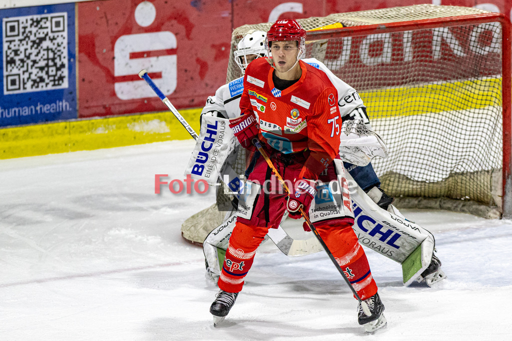 EC Peiting vs Bayreuth Tigers | Eishockey Oberliga Süd 2023/2024, EC Peiting vs Bayreuth Tigers, 20231112,
Niklas GREIL (ECP 75) versperrt die Sicht von Lukas SCHULTE (Tigers 31),
2023-11-12 in Peiting (Eisstadion)
75 Niklas GREIL (ECP 75), 31 Lukas SCHULTE (Tigers 31)
Copyright: WolfgangxLindner foto-lindner.de