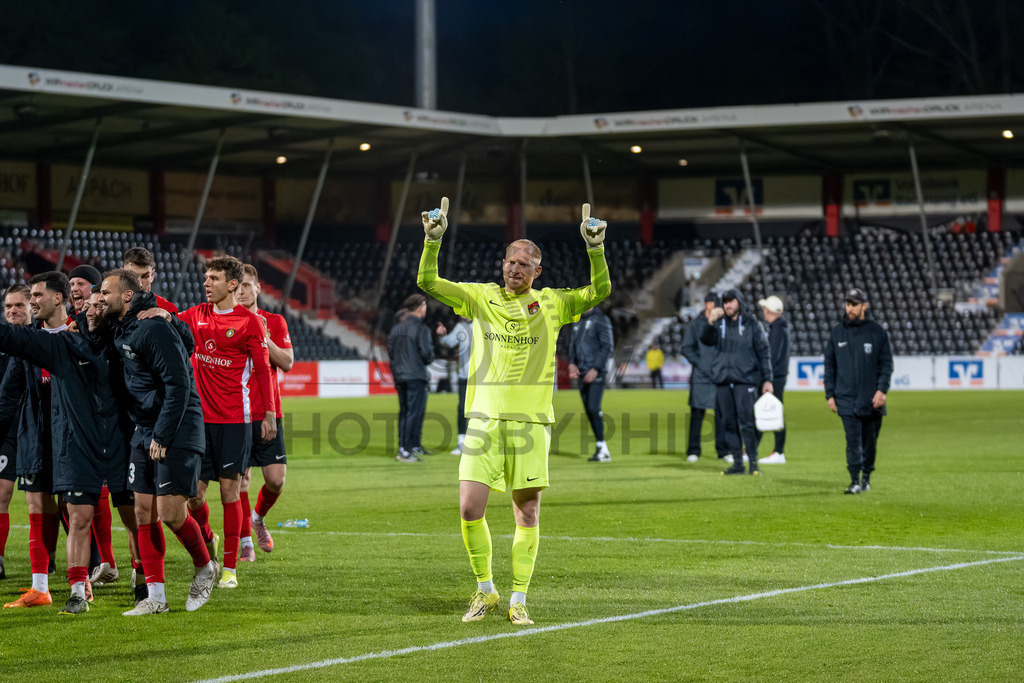 SG Sonnenhof Großaspach vs. SGV Freiberg, Fussball, Regionalliga Suedwest, 30. Spieltag, 22.04.2026 | Maximilian Reule (SG Sonnenhof Großaspach, #01) feiert den Sieg,SG Sonnenhof Großaspach vs. SGV Freiberg, Fussball, Regionalliga Suedwest, 30. Spieltag, 22.04.2026