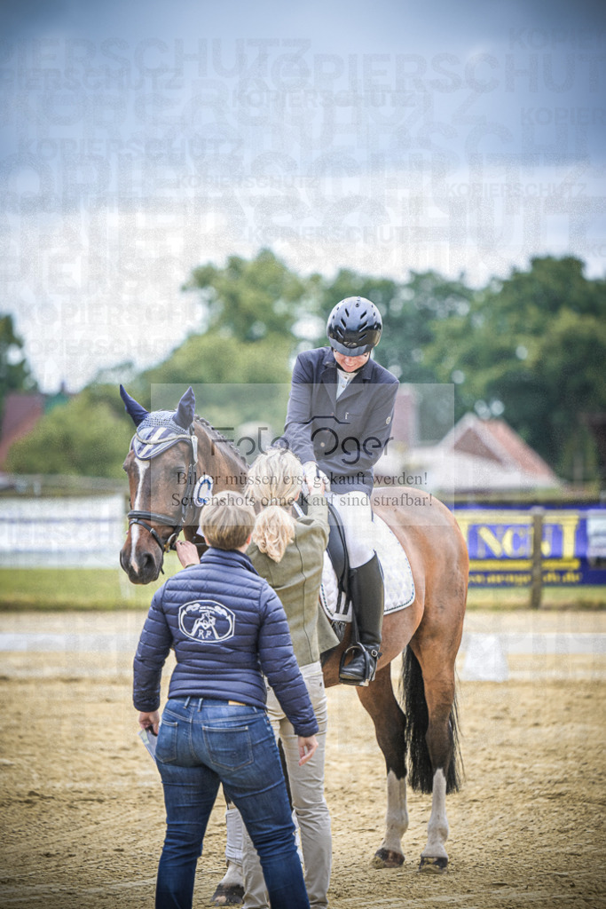DOS_7768 | Entdecke hochwertige Reitturnierfotos von Foto Oger. Professionell, emotional und authentisch – jetzt Lieblingsmomente im Shop bestellen.Deutschlandweite Turnierfotografie. - Realisiert mit Pictrs.com