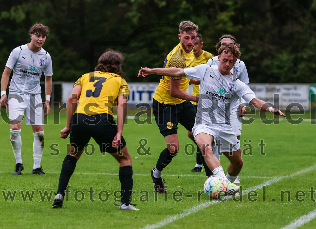 2023-08-09_091_FC_Moosinning_II_gegen_SpVgg_Altenerding | Moosinning, Deutschland, 09.08.2023:
Fußball, Kreisliga 2023 / 2024, 3. Spieltag, FC Moosinning II gegen SpVgg Altenerding, Endergebnis: 1:1

Fehmi Bagci (FC Moosinning, #3), Christoph Kollmannsberger (FC Moosinning, #23), Marc Winkelmann (SpVgg Altenerding, #20)

Foto: Christian Riedel / fotografie-riedel.net