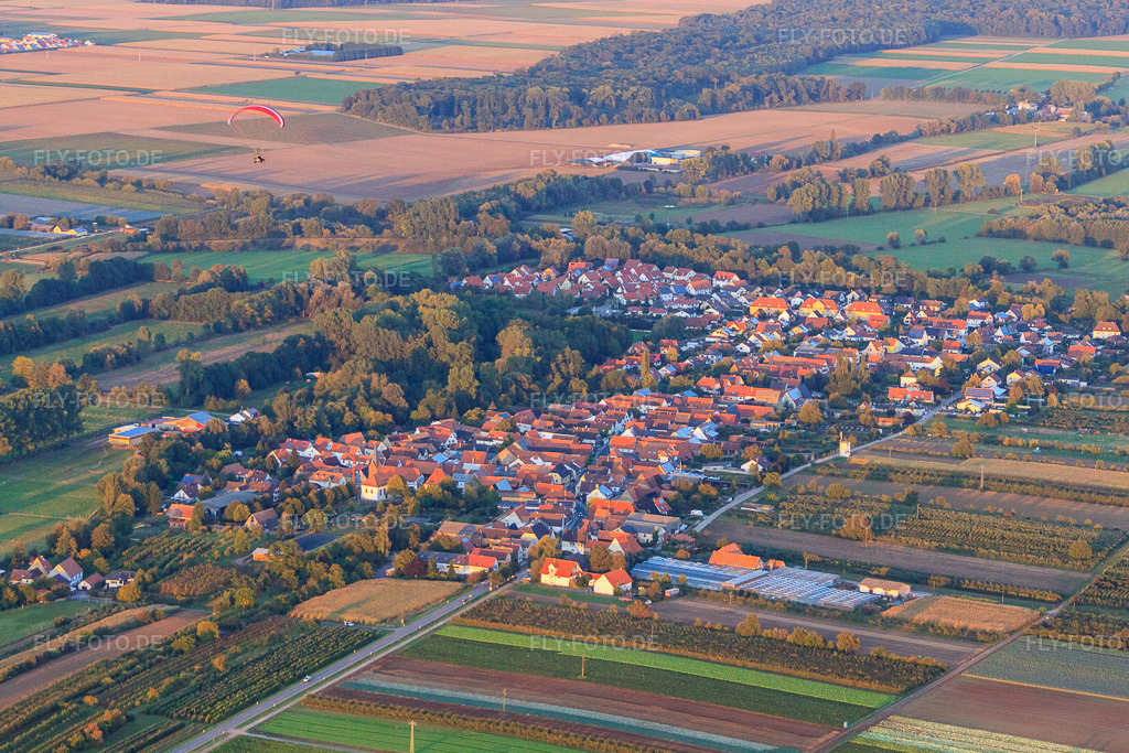 Luftbild: Dorfansicht aus Südwesten in Winden im Bundesland Rheinland-Pfalz in Deutschland. Foto: IMG_53455.jpg vom 28.09.2012 durch Werner Riehm/FLY-FOTO.de