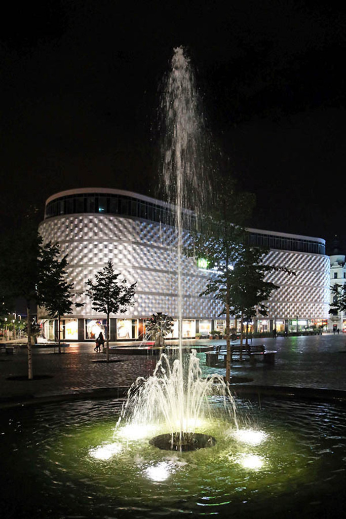 Foto: Leipzig - Pusteblumen-Brunnen bei Nacht | Das Team hinter BILDLEXIKON LEIPZIG bündelt historische wie aktuelle Informationen über die Stadt Leipzig in Text und Bild auf einer Plattform und stellt diese der interessierten Öffentlichkeit zur Verfügung.