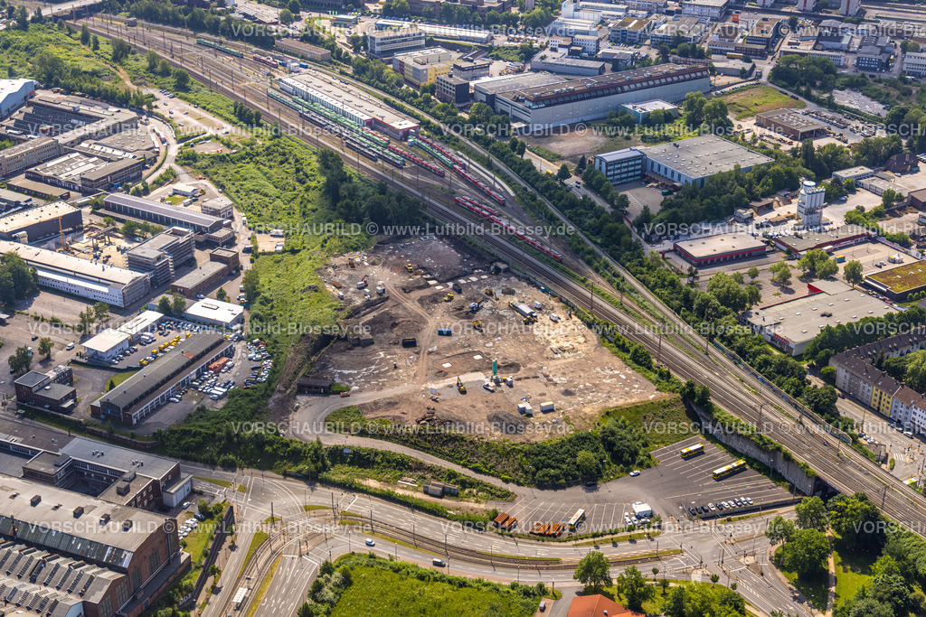 Essen220502207 | Luftbild, Baustelle für Regionales Trainingszentrum RTZ der Polizei, Frohnhauser Straße, Bahnlinie mit Werkstatt DB Regio in NRW,
Westviertel, Essen, Ruhrgebiet, Nordrhein-Westfalen, Deutschland