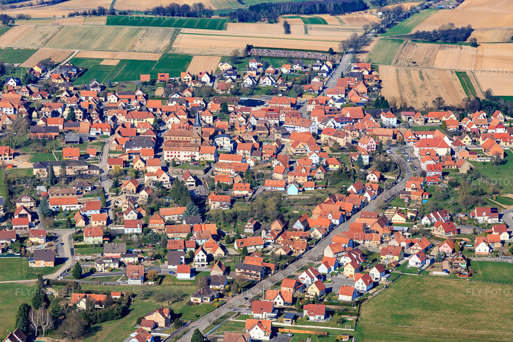 Vue aérienne: Rue du Général de Gaulle depuis le sud à Surbourg dans le département Bas Rhin, France – .Photo: IMG_097460.jpg prise le 16/03/2017 par Werner Riehm/FLY-FOTO.eu – Résolution de l'original: 5320 x 3547 px