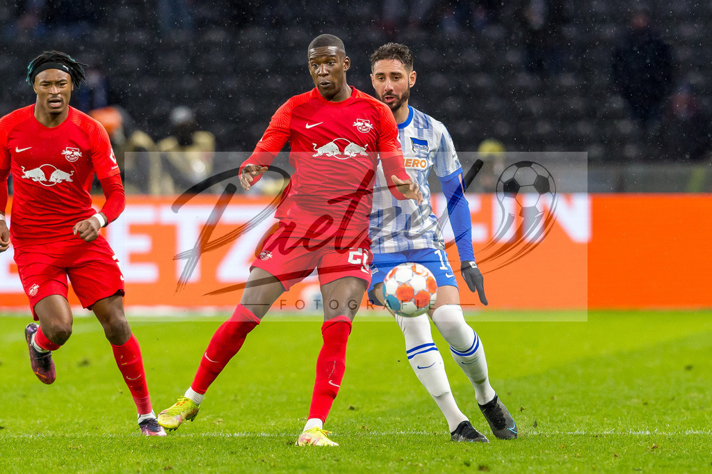 BSCRBL20220220_191 | Fussball, Herren: Nordi Mukiele (RB Leipzig) und Ishak Belfodil (Hertha BSC) im Zweikampf bei dem Spiel der 1. Bundesliga zwischen Hertha BSC und RB Leipzig im Olypiastadion am 20.02.2022 in Berlin, Deutschland.DFB / DFL REGULATIONS PROHIBIT ANY USE OF PHOTOGRAPHS AS IMAGE SEQUENCES AND/OR QUASI-VIDEO. - Realisiert mit Pictrs.com