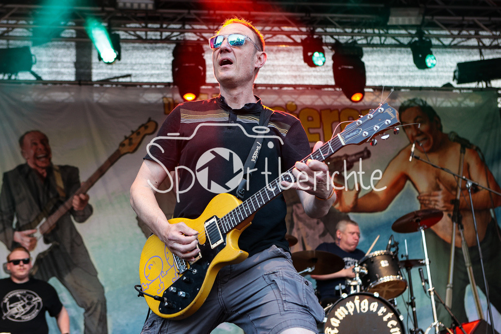Sommer am Kiez | Nikolaj "Sonnenscheisse" von der Band "Die Kassierer" beim Auftritt auf dem Augsburger Festival "Sommer am Kiez" an der Gitarre / Livemusik / Konzert / Musik / Laut / Punk / Punkmusik / Gitarrist
