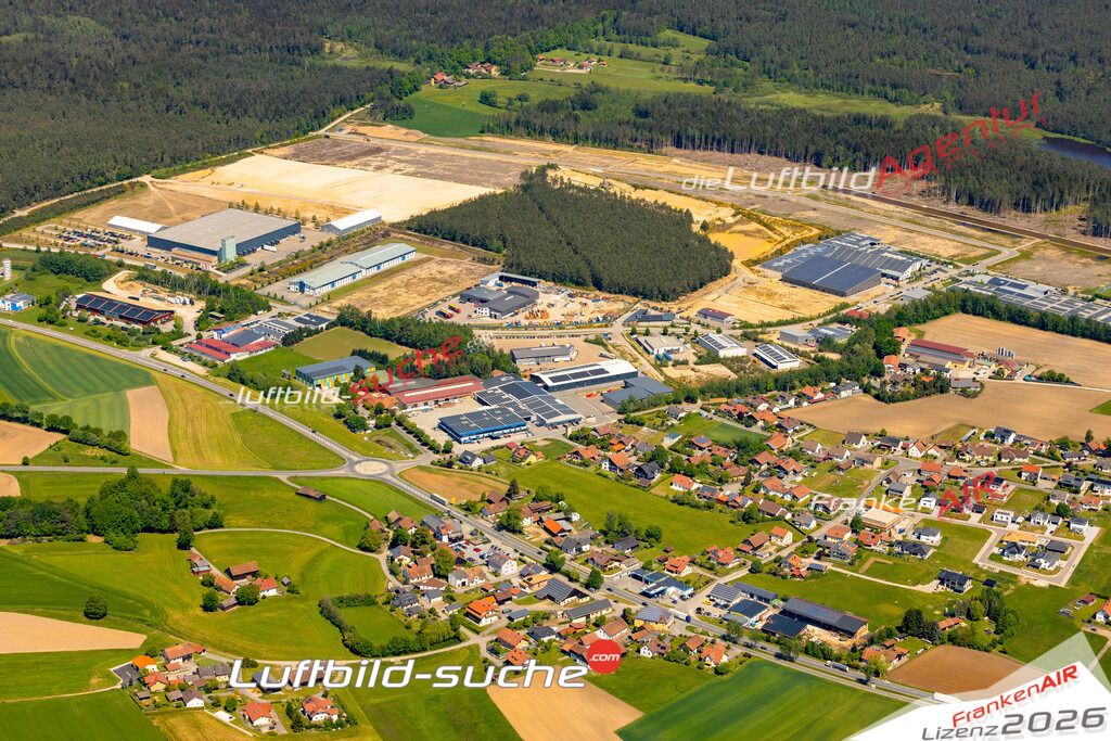 Das Luftbild zeigt : Altenkreith Roding - Die Luftaufnahme wurde 2024 vom UL-Flugzeug aus erstellt ( keine Drohne ) - Hochauflösende Luftaufnahme - Für grossformatige Ausdrucke geeignet. Die Geschenkidee !Mit Lizenz und Bildrechte bestellbar