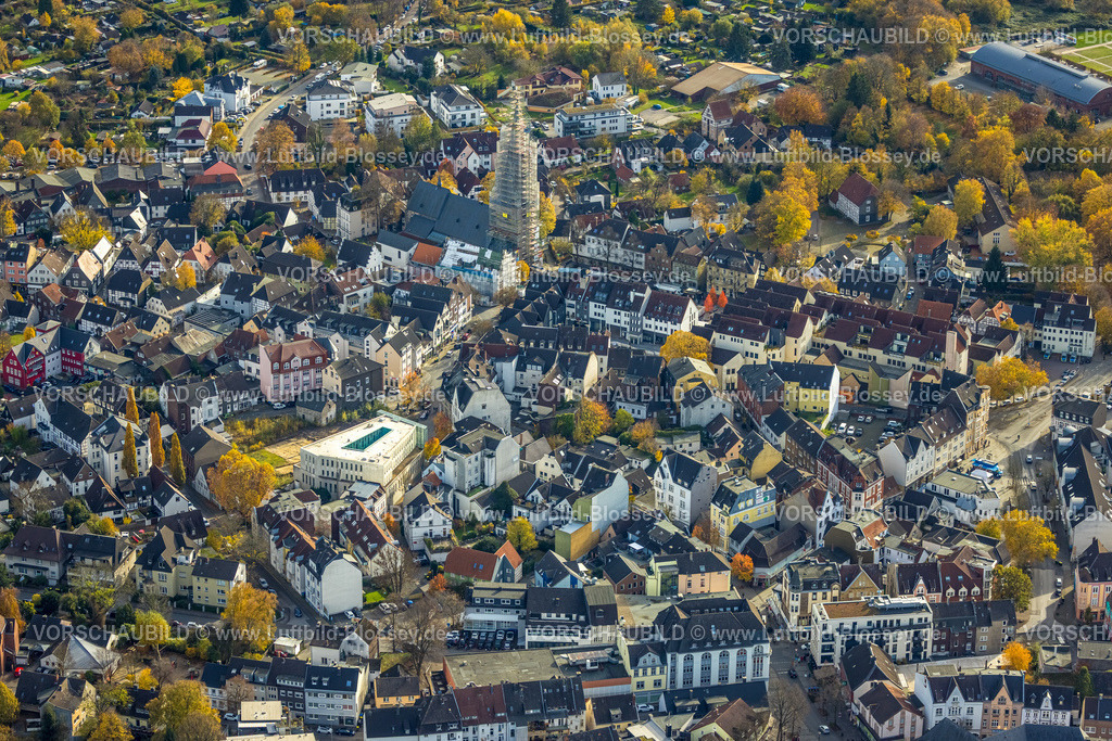 Schwerte251100147 | Luftbild, St. Viktor Kirche Kirchturm und Ruhrtalmuseum Sanierung mit Baugerüst und Verhüllung, Baustelle und Renovierung, Wohngebiet mit Arbeitsagentur, Mittelstadt, Schwerte, Ruhrgebiet, Nordrhein-Westfalen, Deutschland