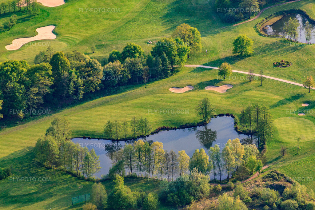 Aerial view: Ponds and greens at the Baden-Baden Golf Club Soufflenheim in Soufflenheim in the state Bas-Rhin, France. – Photo: IMG_39490.jpg taken on 04/14/2011 by Werner Riehm/FLY-FOTO.com – Resolution of the original: 4752 x 3168 px