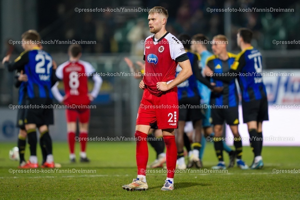 xYDR2802250101078 | 28.02.2025, xydrx, Fußball, Viktoria Köln - 1.FC Saarbrücken, 3.Liga, Sportpark Höhenberg, Saison 2024 2025: Lars Dietz (Viktoria Köln #2) enttäuscht nach der Niederlage. DFB regulations prohibit any use of photographs as image sequences and or quasi-video.