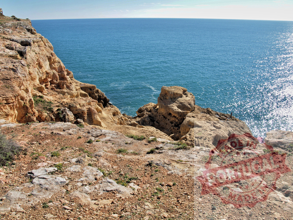 Atlantic ocean washing coastline cliff rocks on sunny day | Atlantic ocean washing eroding rocky cliffs along the coast on a bright day - Realisiert mit Pictrs.com