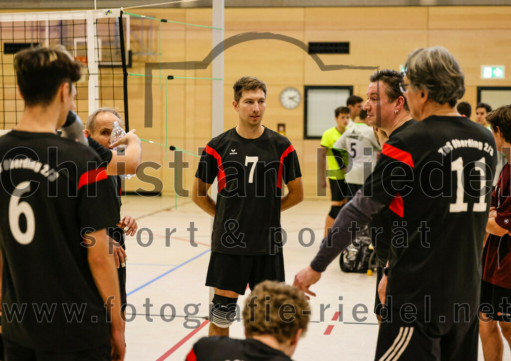 2021-11-27_039_TuS_Oberding_II_gegen_MTV_1881_Ingolstadt_III | Oberding, Deutschland, 27.11.2021:
Volleyball, Kreisliga 2021 / 2022, 5. Spieltag, TuS Oberding II gegen MTV 1881 Ingolstadt III, Endergebnis: 3:2

Nicolas Barbona (TuS Oberding, #6), Andreas Ruß (TuS Oberding, #1), Christoph Stegemann (TuS Oberding, #7), Thomas Forster (TuS Oberding, #68), Gregor Bartkowski (TuS Oberding, #11)

Foto: Christian Riedel / fotografie-riedel.net