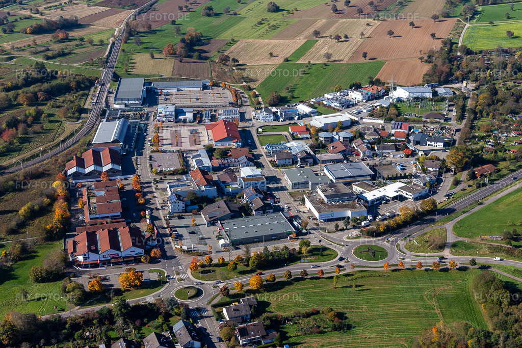 Luftbild: Einkaufszentrum im Ortsteil Langensteinbach in Karlsbad im Bundesland Baden-Württemberg in Deutschland. Foto: IMG_129974.jpg vom 24.10.2021 durch Werner Riehm/FLY-FOTO.de