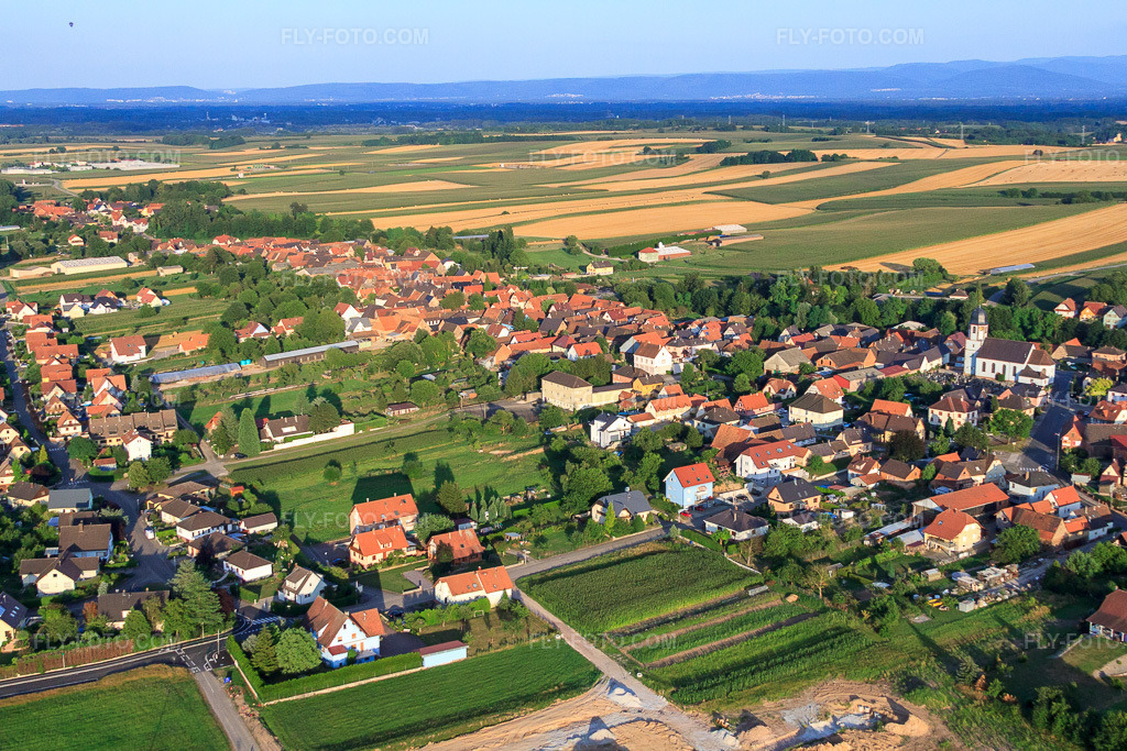Aerial view: View of the town from the west in Niederlauterbach in the state Bas-Rhin, France. – Photo: IMG_59079.jpg taken on 08/04/2013 by Werner Riehm/FLY-FOTO.com – Resolution of the original: 4752 x 3168 px