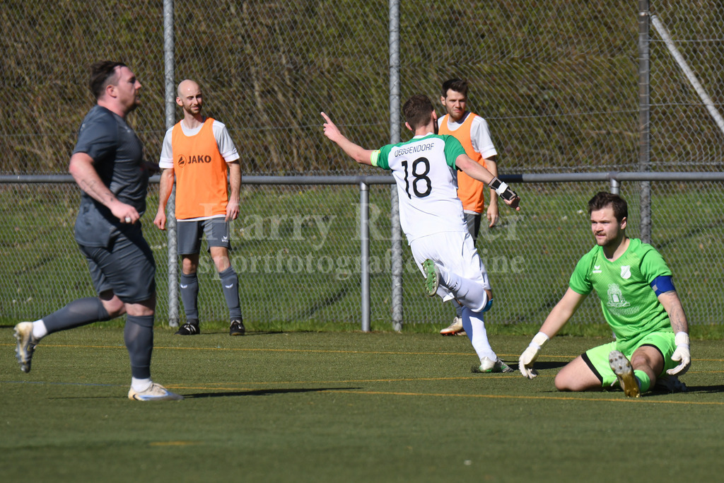 SpVgg GW Deggendorf : SV Hofkirchen | Torjubel zum 2:0 - Matthias Schaefer (SpVgg GW Deggendorf #18) - Realisiert mit Pictrs.com