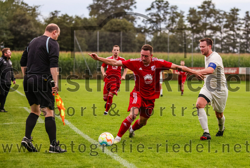 2023-08-04_061_SV_Walpertskirchen_gegen_FC_Finsing | Walpertskirchen, Deutschland, 04.08.2023:
Fußball, Kreisliga 2023 / 2024, 2. Spieltag, SV Walpertskirchen gegen FC Finsing, Endergebnis: 3:3

Kilian Schmitt (FC Finsing, #8), Thomas Hötscher (SV Walpertskirchen, #5)

Foto: Christian Riedel / fotografie-riedel.net