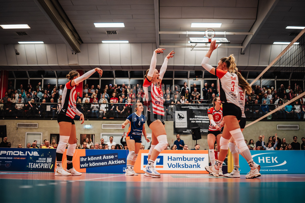 Volleyball | Frauen | Saison 2025/2026 | Volleyball Bundesliga | ETV Hamburger Volksbank Volleys vs. Binder Blaubären TSV Flacht | 06.12.2025 | Jubel ETV, in der Mitte Zoe Konjer (#8, ETV Hamburger Volksbank Volleys)