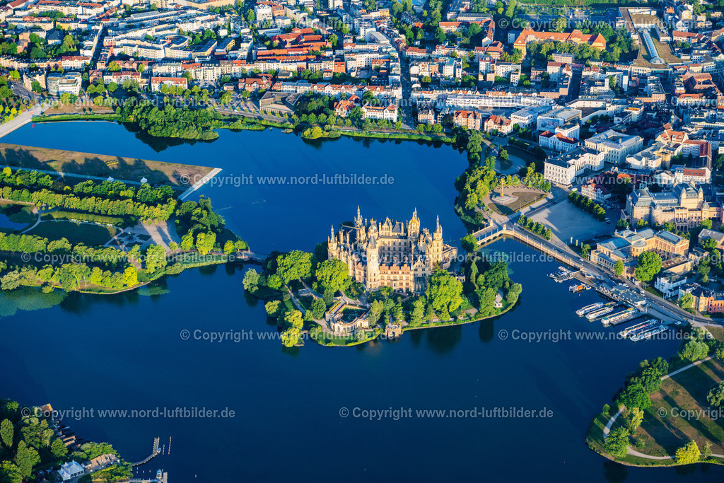 Schwerin_Schloss_ELS_6618100822 | SCHWERIN 10.08.2022 Kuppeltürme des Schweriner Schloßes und der Schloßkirche am Schlossgarten, dem Sitz des Landtages in der Landeshauptstadt von Mecklenburg-Vorpommern. Weiterführende Informationen bei: Landtages Mecklenburg-Vorpommern,  Staatliche Schlösser, Gärten und Kunstsammlungen M-V,  Staatliches Museum Schwerin/ Ludwigslust/ Güstrow. // Schwerin Castle in the state capital of Mecklenburg-Western Pomerania. Further information at: Landtages Mecklenburg-Vorpommern,  Staatliche Schloesser, Gaerten und Kunstsammlungen M-V,  Staatliches Museum Schwerin/ Ludwigslust/ Guestrow. Foto: Martin Elsen