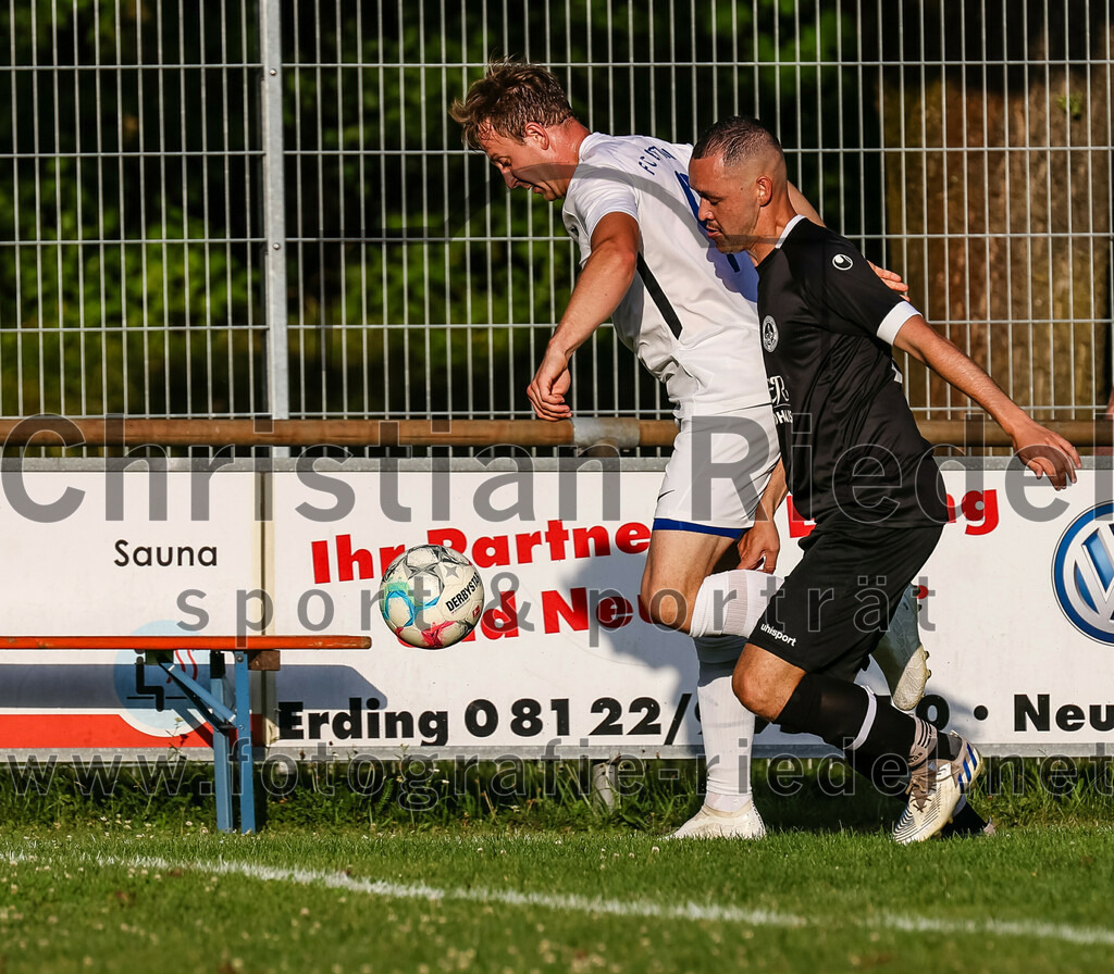 2023-07-18_066_FC_Herzogstadt_gegen_FC_Eitting | Erding, Deutschland, 18.07.2023:
Fußball, TOTO Pokal 2023 / 2024, 1. Spieltag, FC Herzogstadt gegen FC Eitting, Endergebnis: 2:4 n.E.

Benedikt Beierl (FC Eitting, #9), Maximilian Niedermair (FC Herzogstadt, #15)

Foto: Christian Riedel / fotografie-riedel.net