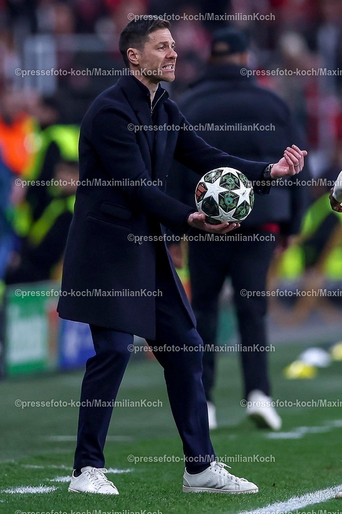 UCL11032502332 | 11.03.2025, Fußball, UEFA Champions League, Bayer 04 Leverkusen - FC Bayern München, Achtelfinale Rückspiel, BayArena, Saison 2024 2025: Cheftrainer Xabi Alonso (Bayer 04 Leverkusen Trainer) steht wild gestikulierend an der Seitenlinie Gestik Mimik aufgebracht SpielballDFB regulations prohibit any use of photographs as image sequences and or quasi-video.