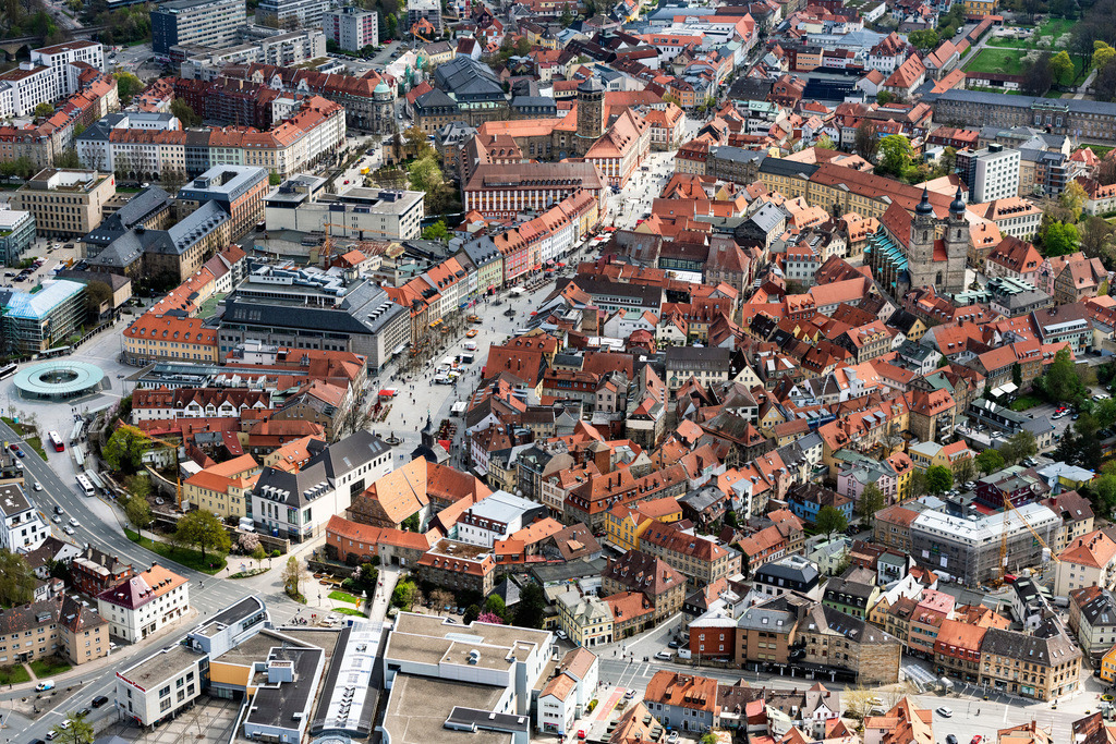 dr__0095266.jpg | BAYREUTH 28.04.2022 Stadtzentrum im Innenstadtbereich entlang der Maximilianstraße an der Maximilianstraße in Bayreuth im Bundesland Bayern. // The city center in the downtown are on street Maximilianstrasse in Bayreuth in the state Bavaria. Foto: Daniel Reiter
