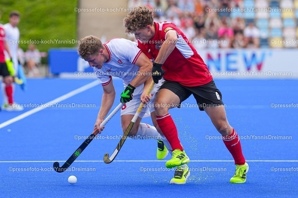 xydrx16082501001 | 16.08.2025, xydrx, Herren EuroHockey Championship 2025, Gruppe C, England - Österreich, Sparkassenpark Mönchengladbach: Timothy Nurse (ENG #18) im Zweikampf gegen Arthur Kucera (AUT #6)
