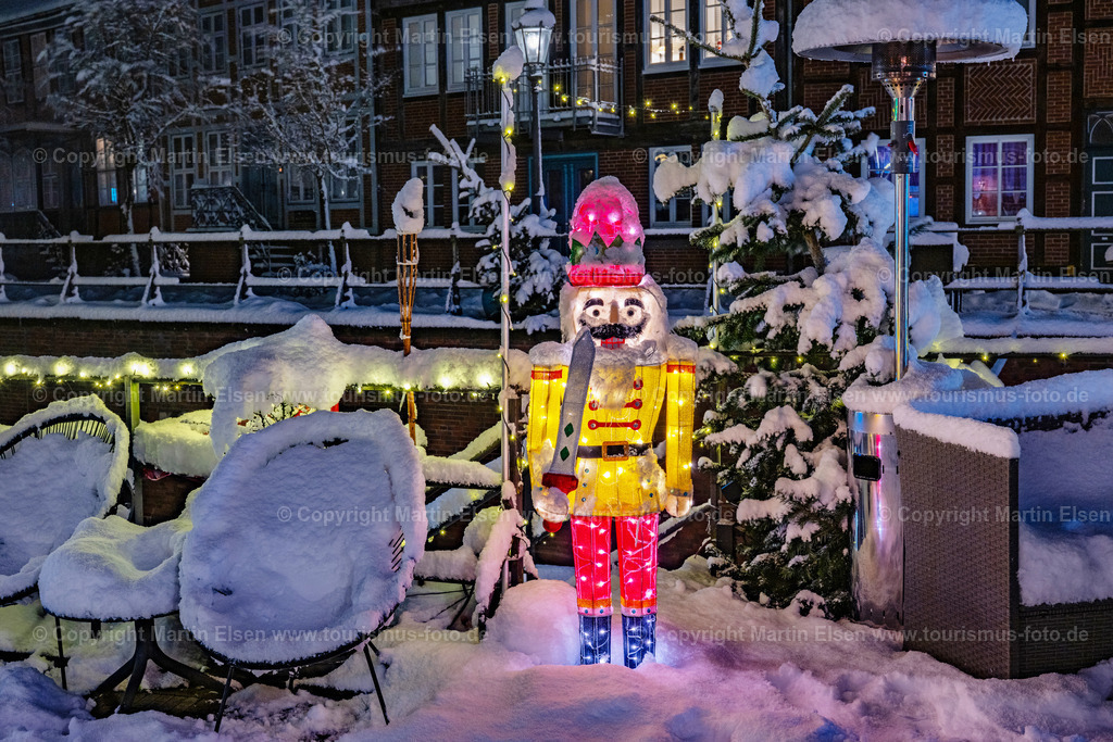 Stade Fischmarkt Nußknacker Altstadt Winter Schnee_ELS_2527030126 | Fotos aus den Touristenorten aus Norddeutschland. - Realisiert mit Pictrs.com