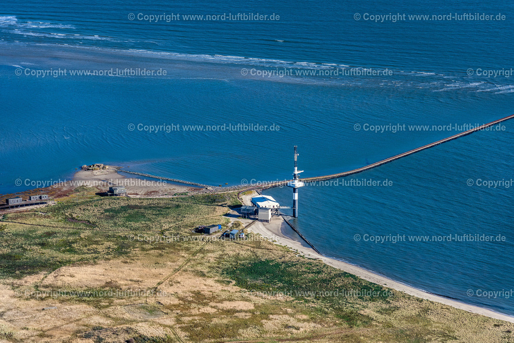 Minsener_Oog_Leuchtfeuer_Buhne_C_ELS_5177091022 | WANGEROOGE 09.10.2022 Küsten- Landschaft am Sandstrand der Minsener oog Radarturm findet sich ein größerer Mannschaftsbereich in Form von Pfahlbauten für die WSA-Mitarbeiter in der Nordsee, im Wangerland im Bundesland Niedersachsen, Deutschland. // Coastal landscape on the sandy beach of the Minsener oog radar tower there is a larger crew area in the form of stilt houses for the WSA employees in the North Sea in the state Lower Saxony, Germany. Foto: Martin Elsen