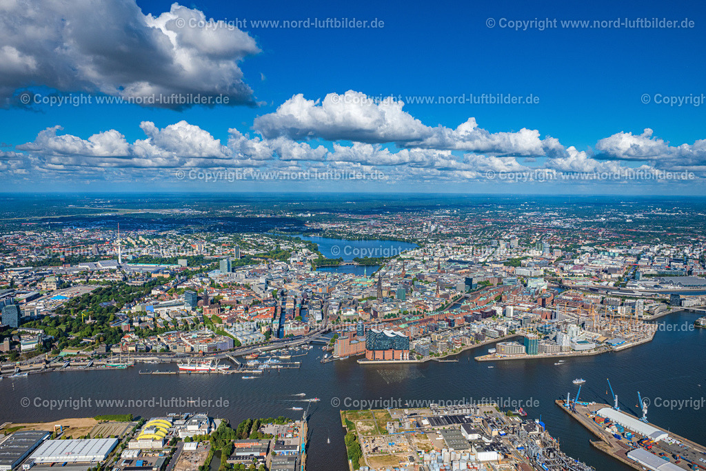 Hamburg_Hafen_Panorama_ELS_2797200922 | HAMBURG 20.09.2022 Elbphilharmonie am Ufer der Elbe in Hamburg. Das Konzerthaus- Gebäude im Stadtteil Hamburg-HafenCity befindet sich am Ufer der Elbe der Hansestadt. Weiterführende Informationen bei: BGT Bischoff Glastechnik AG,  Drees & Sommer SE,  Herzog & de Meuron,  Höhler+Partner Architekten PartGmbB,  IBB GmbH - Ingenieurbüro für Brandschutz von Bauarten,  Ingenieurbüro Dr. Siebert Büro für Bauwesen,  Quantum Immobilien AG,  ReGe Hamburg Projekt-Realisierungsgesellschaft mbH. // The Elbe Philharmonic Hall on the river bank of the Elbe in Hamburg. Further information at: BGT Bischoff Glastechnik AG,  Drees & Sommer SE,  Herzog & de Meuron,  Hoehler+Partner Architekten PartGmbB,  IBB GmbH - Ingenieurbuero fuer Brandschutz von Bauarten,  Ingenieurbuero Dr. Siebert Buero fuer Bauwesen,  Quantum Immobilien AG,  ReGe Hamburg Projekt-Realisierungsgesellschaft mbH. Foto: Martin Elsen