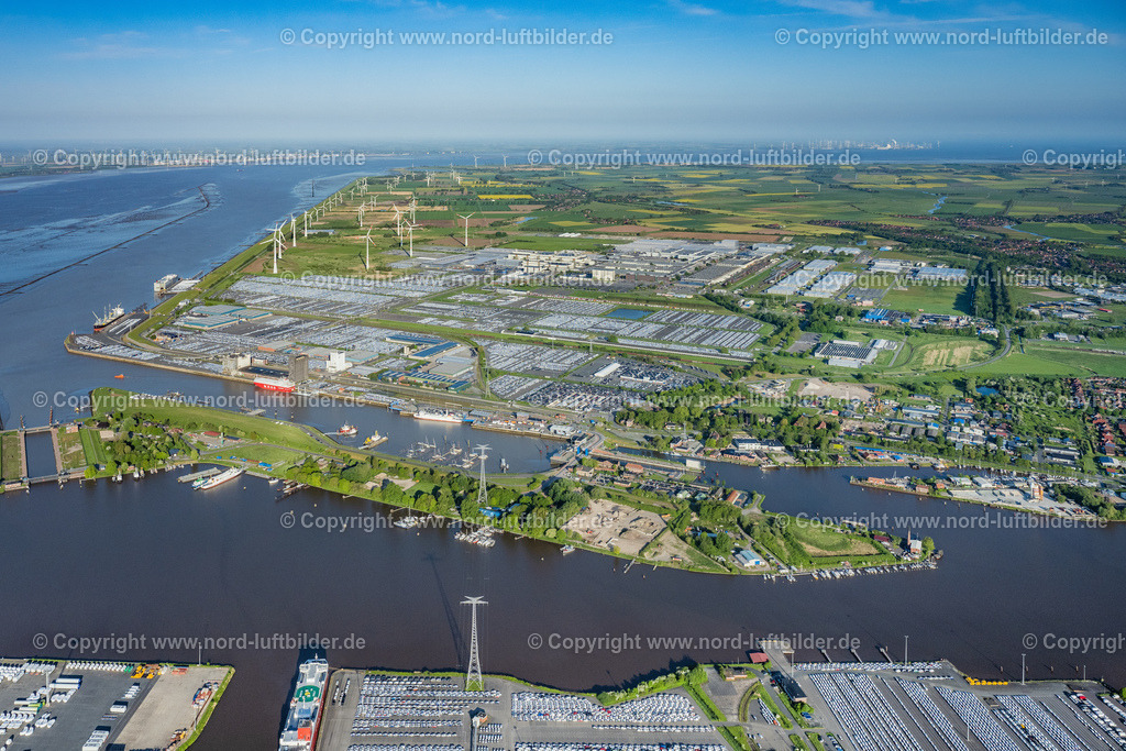 Emden_VW_Werk_ELS_6394190523 | EMDEN 19.05.2023 Schiffs- Anlegestellen am Hafenbecken des Binnenhafen am Ufer der Ems in Emden im Bundesland Niedersachsen, Deutschland. Weiterführende Informationen bei: Emder Hafenförderungsgesellschaft e. V.. // Ship moorings at the inland harbor basin on the banks of the Ems in Emden in the state Lower Saxony, Germany. Further information at: Emder Hafenfoerderungsgesellschaft e. V.. Foto: Martin Elsen