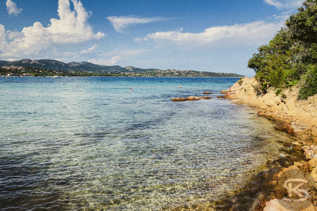 Idyllischer Sandstrand auf Korsika mit kristallklarem Wasser und mediterraner Landschaft | Ein ruhiger, sonnenverwöhnter Sandstrand auf Korsika mit türkisblauem Meer, sanften Wellen und grüner Hügellandschaft im Hintergrund – perfekte Kulisse für einen entspannten Tag in der Natur. - Realisiert mit Pictrs.com