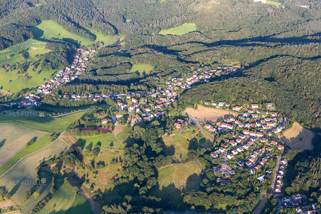 Luftbild: Dorfansicht im Odenwald im Ortsteil Wünschmichelbach in Weinheim im Bundesland Baden-Württemberg in Deutschland. Foto: IMG_142620.jpg vom 18.07.2024 durch Werner Riehm/FLY-FOTO.de