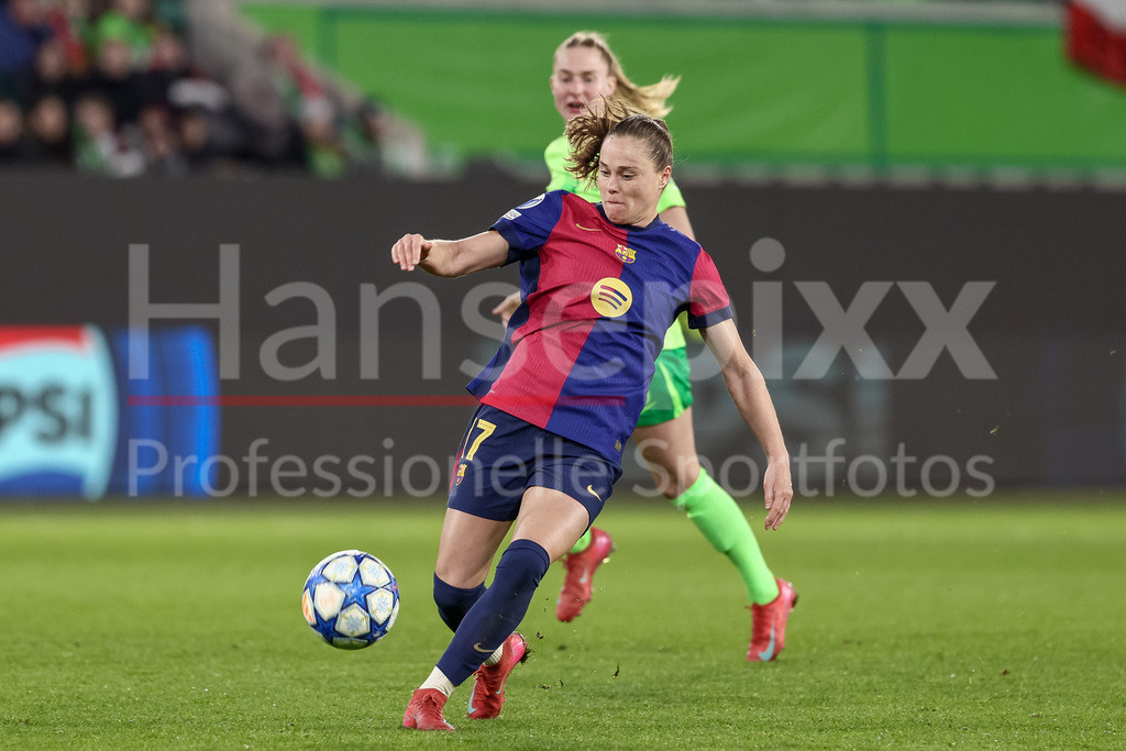Fussball, UEFA Womens Champions League, VfL Wolfsburg - FC Barcelona | v.li.: Ewa Pajor (FC Barcelona, 17) am Ball, Einzelbild, Ganzkörper, Aktion, Action, Spielszene