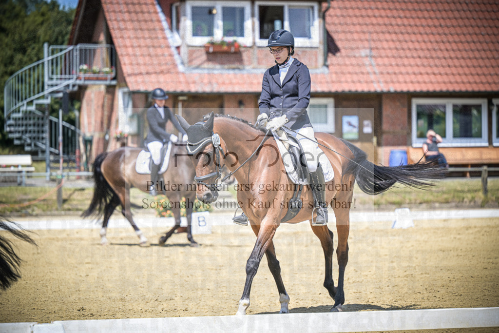 DOS_4428 | Entdecke hochwertige Reitturnierfotos von Foto Oger. Professionell, emotional und authentisch – jetzt Lieblingsmomente im Shop bestellen.Deutschlandweite Turnierfotografie. - Realisiert mit Pictrs.com
