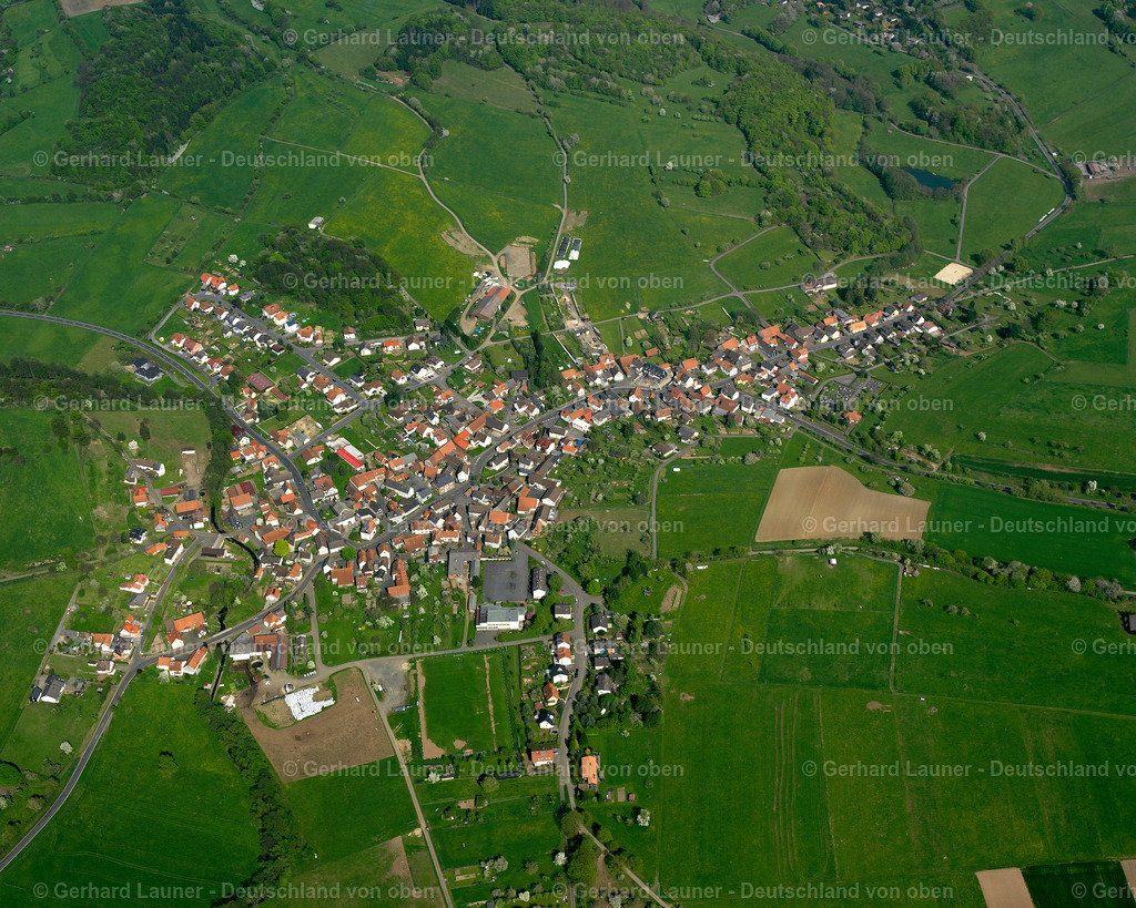 2615202 | EICHELSACHSEN 07.06.2006 Ortsansicht am Rande von landwirtschaftlichen Feldern und Nutzflächen  in Eichelsachsen im Bundesland Hessen, Deutschland // Village view on the edge of agricultural fields and land  in Eichelsachsen in the state Hesse, Germany Foto: Gerhard Launer